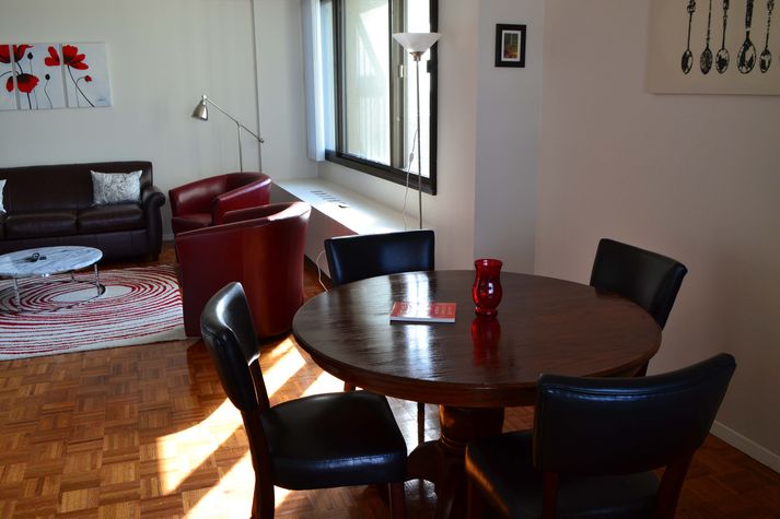 Round dining table seats 4