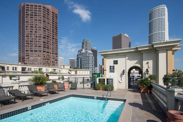 Rooftop pool with a Panoramic Skyline View