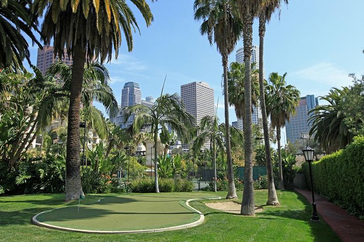 Private park: jogging track, putting green, gas barbecue & picnic area