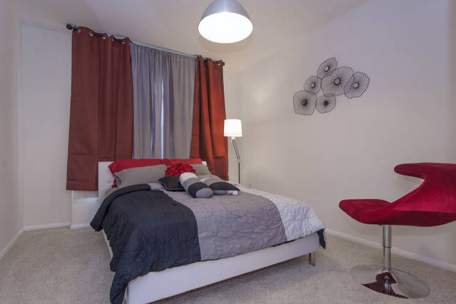 Master bedroom: Queen size bed (bed #2) and a queen size air-mattress available (bed #3)