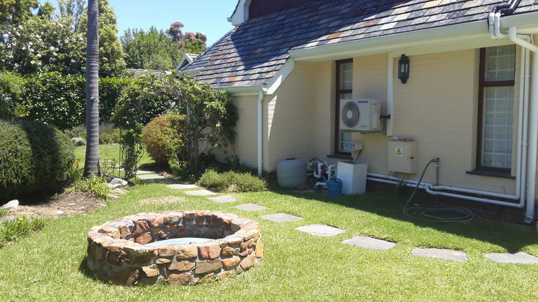 Villa Karibu - Brunnen und Pool-Technik hinter dem Haus