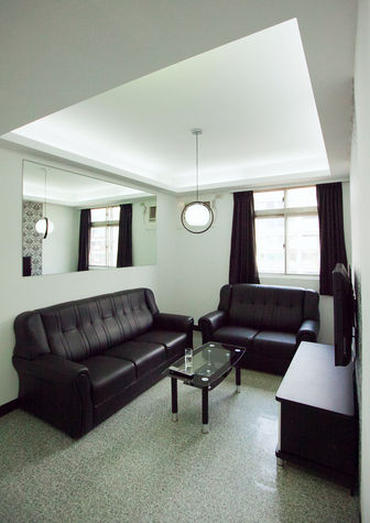 Living room w/ 40" TV