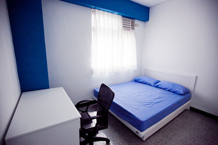 Bedroom w/ double-sized bed