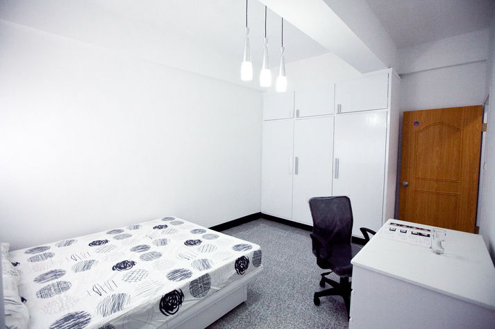 Bedroom w/ double-sized bed