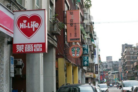 Nearby Hi-Life convenience store at the first floor of the unit