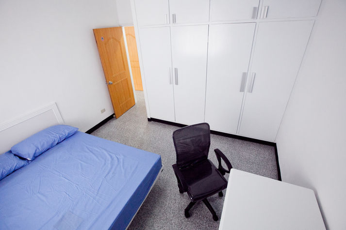 Bedroom w/ double-sized bed