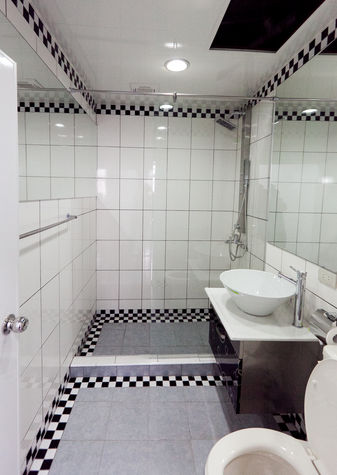 Bathroom w/ Euro-style shower
