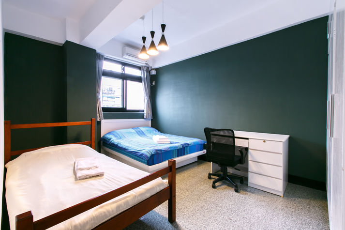 Bedroom w/ single-sized bed and double-sized bed