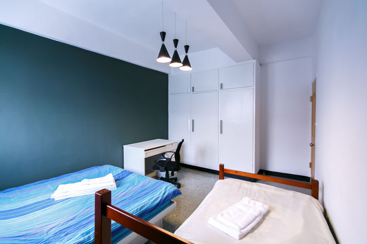 Bedroom w/ single-sized bed and double-sized bed