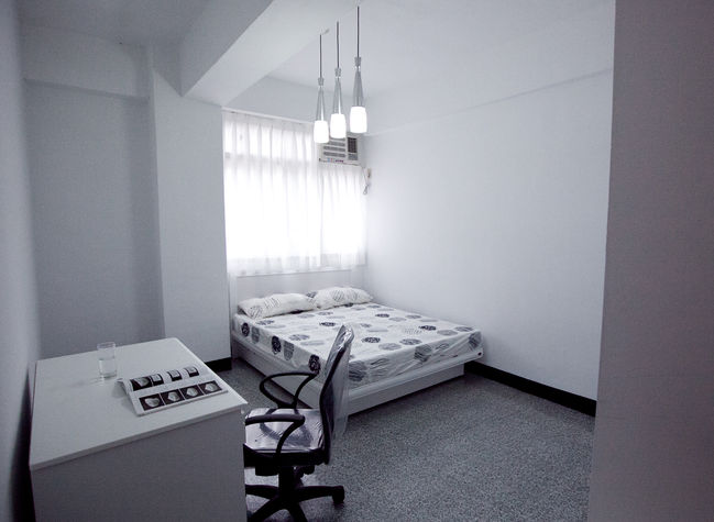 Bedroom w/ double-sized bed