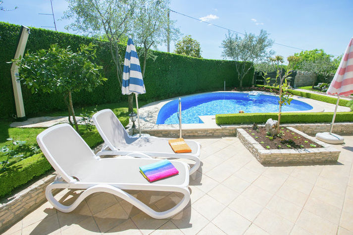 PoolOfHouse