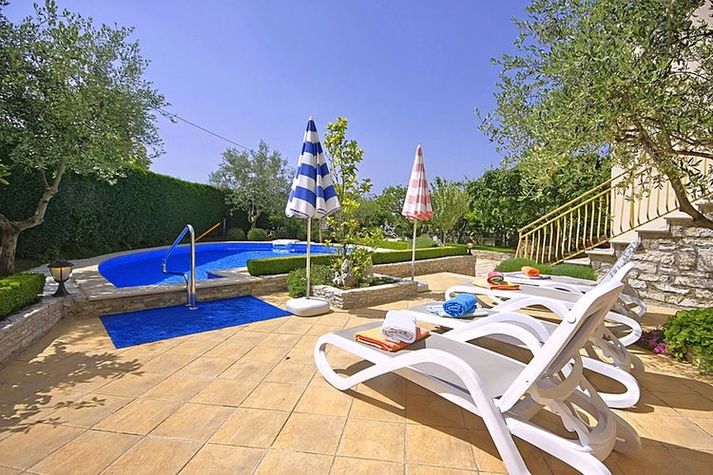 PoolOfHouse