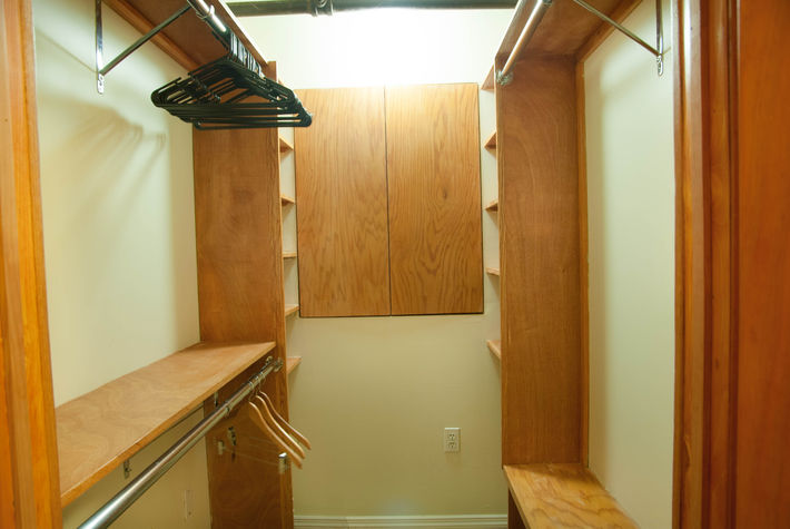 WALK-IN CLOSET