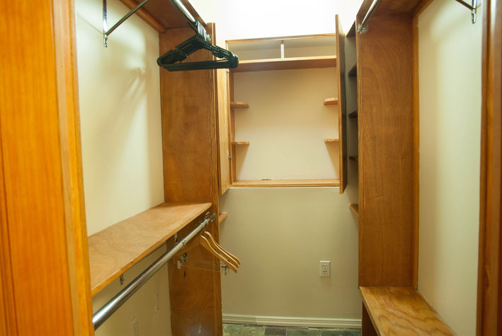 WALK-IN CLOSET