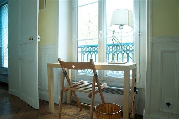 Small office space in 2nd bedroom.