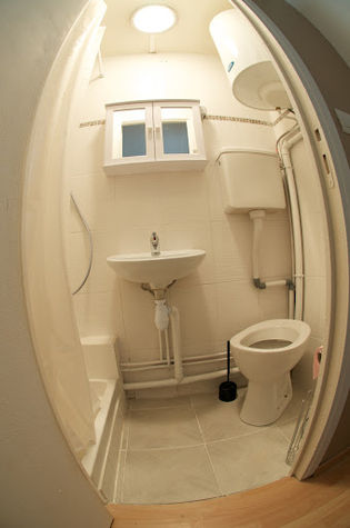 Clean, modern bathroom.