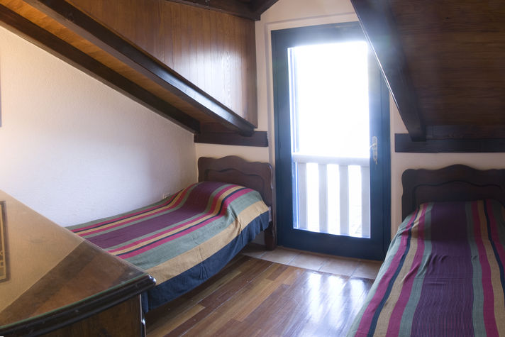 Kids' bedroom