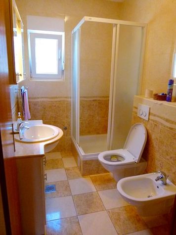 Modern bathroom with shower
Modern bathroom with shower