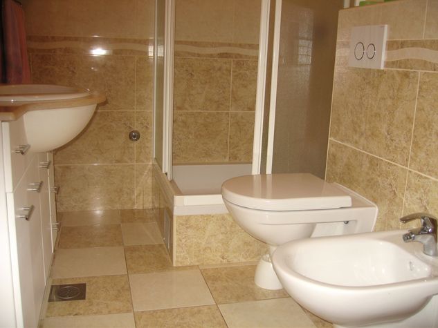 Modern bathroom with shower
Modern bathroom with shower