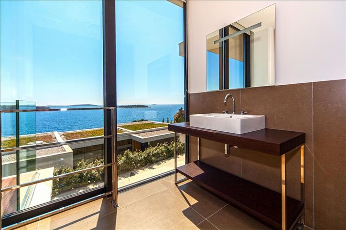 Bathroom
Bathroom