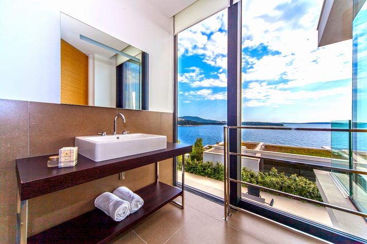 Bathroom
Bathroom