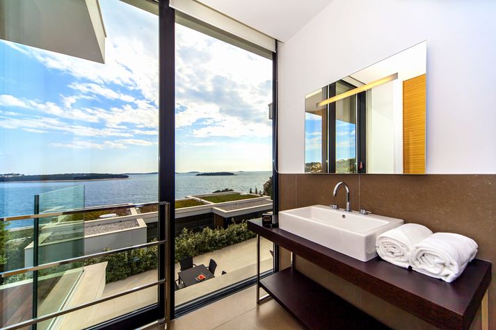 Bathroom
Bathroom
