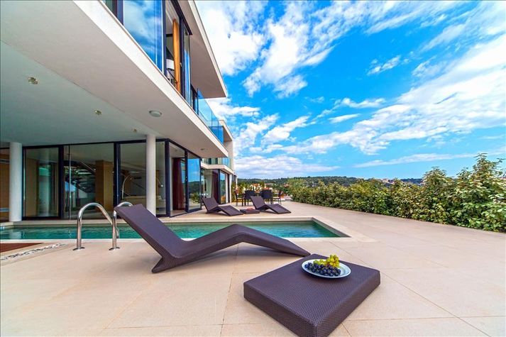 Pool Deck
Pool Deck