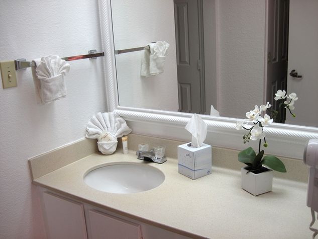 Bathroom with 2 Separate Entrances