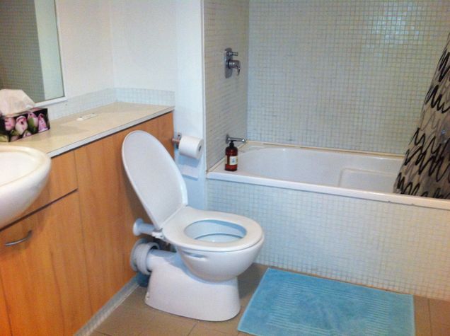 Big bathroom/toilets