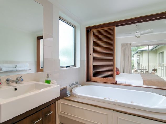 2nd Bedroom - Spa bath
