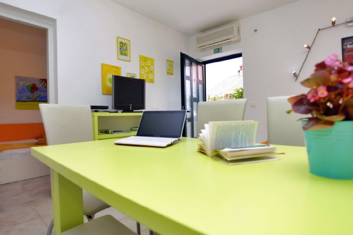 Modern & elegant interior with LCD satelite TV, free Wi-Fi and cozy living room