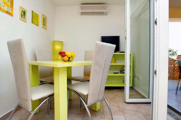 Air conditioning, SAT-Tv, free Wi-Fi... exit to the balcony from the dining room