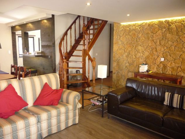 stairs to the 1st floor