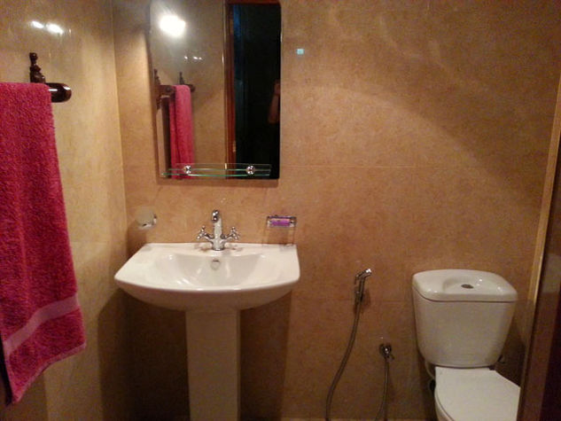 The ground floor en-suite front bathroom
