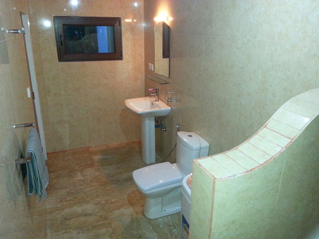 The en-suite bathroom in the upstairs apartment