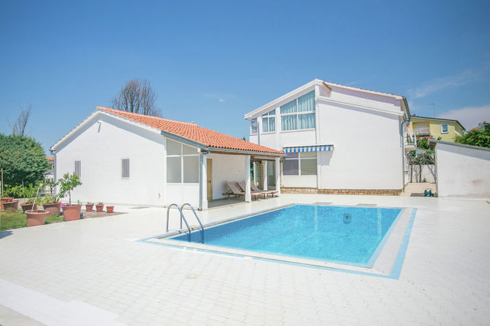 PoolOfHouse