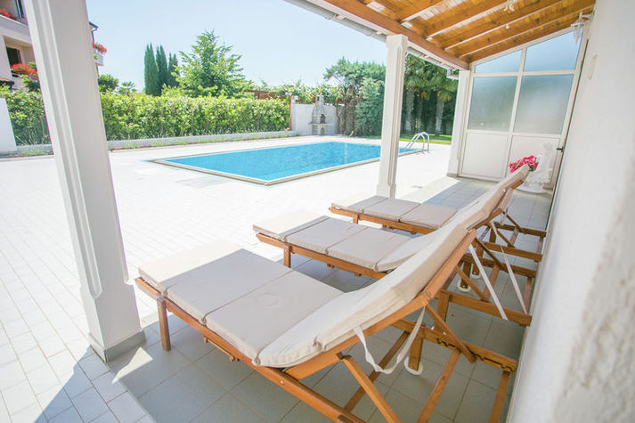 PoolOfHouse