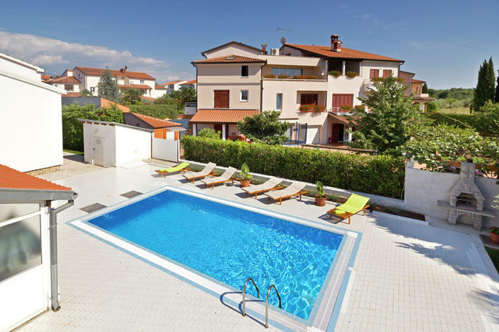 PoolOfHouse