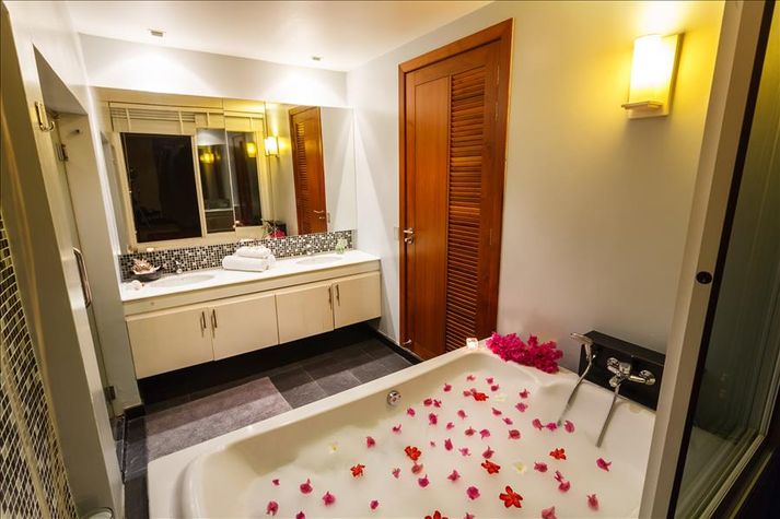 Double bathtub & enclosed shower in master bat
Double bathtub & enclosed shower in master bathroo