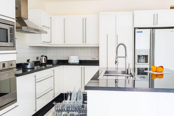 Fridge and freezer, dishwasher and all you need!
Fridge and freezer, dishwasher and all you need!