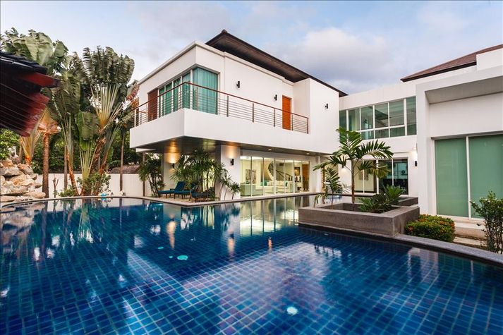Massive swimming pool!
Massive swimming pool!