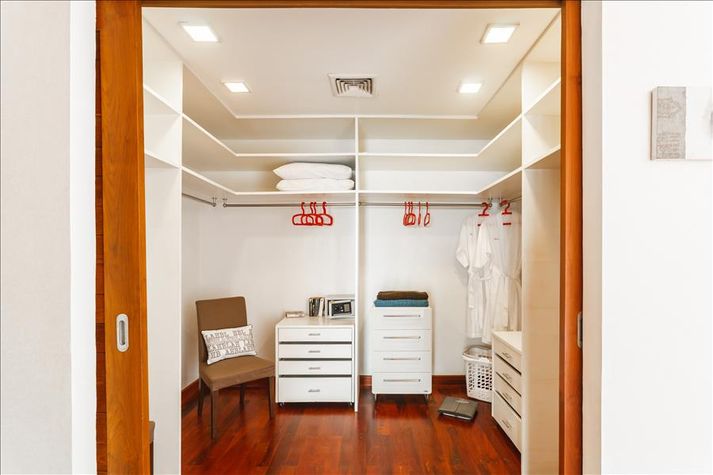 Walk in closet
Walk in closet