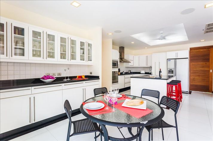 Kitchen has a small dining area too!
Kitchen has a small dining area too!