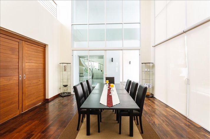 Formal dining room
Formal dining room