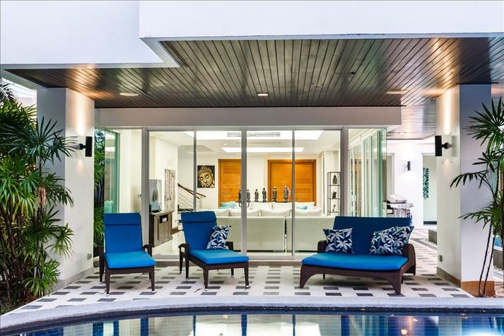 Outdoor patio with loungers
Outdoor patio with loungers