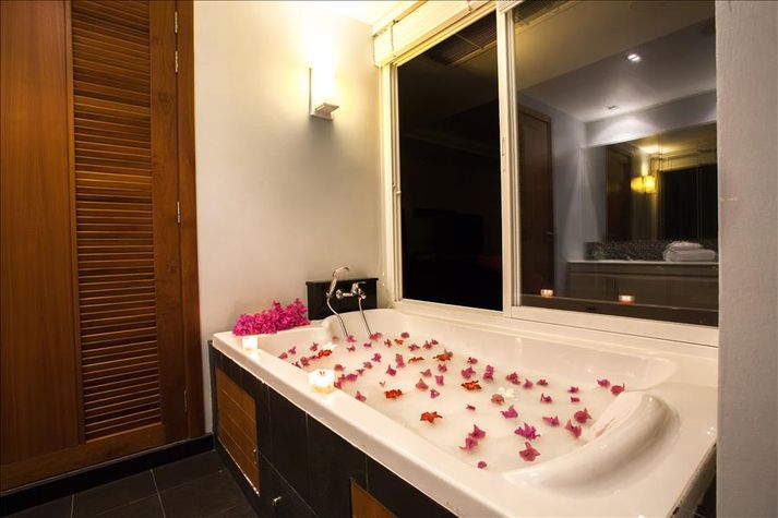 Master bathroom with jacuzzi
Master bathroom with jacuzzi