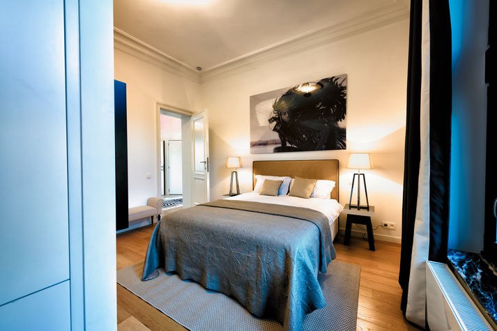 Bedroom with Queen Sized Bed / Flatscreen TV / Private Bathroom