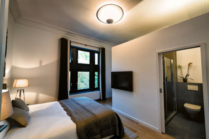 Bedroom with Queen Sized Bed / Flatscreen TV / Private Bathroom