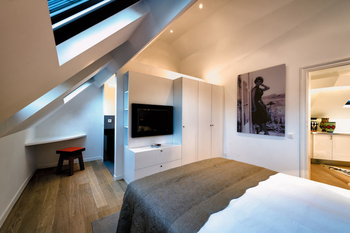 Bedroom with Queen Sized Bed / Flatscreen TV / Private Bathroom