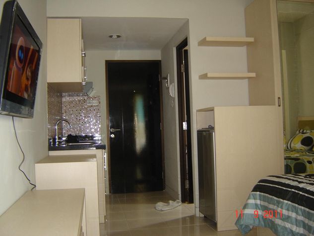 Kitchen stove, TV Cable, internet, hot water